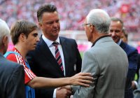 Fussball 1. Bundesliga Saison 2010/2011: Franz Beckenbauer zum 65 Geburtstag mit Philipp Lahm und Trainer Louis van Gaal (FC Bayern Muenchen)