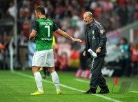 Fussball 1. Bundesliga &Atilde;Saison 2010/2011: Marko Arnautovic mit Trainer Thomas Schaaf (SV Werder Bremen)