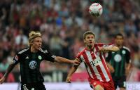 Fussball 1. Bundesliga : Simon Kjaer (li, VfL Wolfsburg) gegen Thomas Mueller (re, FC Bayern Muenchen)