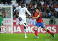 Fussball U21-Europameisterschaft 2011:  Daniel Welbeck (li, England) gegen Javi Martinez (re, Spanien)