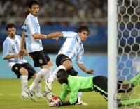 FUSSBALL  Olympia 2008  Peking  Vorrunde Elfenbeinkueste - Argentinien