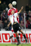 Fussball 2. Bundesliga: Koeln - Frankfurt, Zweikampf