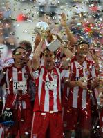 Fussball Supercup: JUBEL MIT DEM POKAL Danijel Pranjic, Miroslav Klose, Anatoliy Tymoshchuk (v. li., FC Bayern Muenchen)