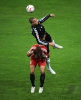 Fussball 1. Bundesliga : Julian Schieber (1 FC Nuernberg) auf Martin Demichelis (FC Bayern Muenchen)