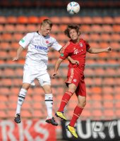 Fussball Regionalliga Sued 2011/2012: Marcel Titsch Rivero (li, Eintracht Frankfurt II)  gegen  Fabian Huerzeler (FC Bayern II)