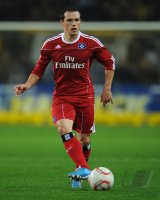 Fussball: 1. Bundesliga Saison 2010/2011: Hamburg: TROCHOWSKI am Ball