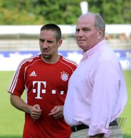 Fussball 1. Bundesliga Saison   2011/2012 : Franck Ribery , Praesident Uli Hoeness (v. li., FC Bayern Muenchen)