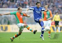 Fussball 1. Bundesliga: Bremen - Schalke, Zweikampf
