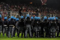 FUSSBALL INTERNATIONAL  EM 2012-Qualifikation:  Spielabbruch durch Serbische HOOLIGANS
