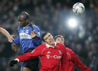 Fussball 1. Bundesliga: Bielefeld - Bayern, Zweikampf