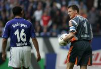 Fussball 1. Bundesliga: FC Schalke 04 - 1.FC Koeln, Einzelaktion am Ball.