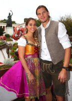 FUSSBALL 1. BUNDESLIGA:  Daniel van Buyten mit seiner Frau Celine