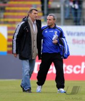 Fussball 3. Bundesliga : Trainer Klaus Augenthaler (li, Unterhaching) mit Trainer Wolfgang Frank (re, FC Carl Zeiss Jena)