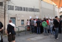 Fussball Regionalliga Sued 2011/2012:  Polizei Aufgebot vor dem Spiel am Gruenwalder Stadion