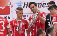 Fussball, 1. Bundesliga  Saison 16/17: Jubel FC Bayern Muenchen mit Schale