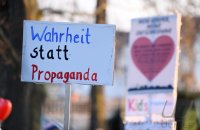 Kundgebung im Tuebinger Anlagenpark: 1200 Menschen demonstrierten gegen die einrichtungsbezogene Impfpflicht