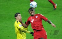 Fussball 1. Bundesliga, Saison 2011/2012: Robert Lewandowski (li, Borussia Dortmund)gegen Luiz Gustavo (FC Bayern Muenchen)