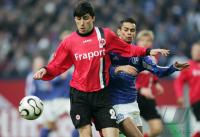 Fussball 1. Bundesliga: Schalke - Frankfurt, Zweikampf