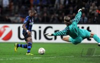 Fussball Champions League  Saison 2010/2011: TOR zum 4:0 von Samuel Eto'o , Eto  (li, Inter) gegen Towart Tim Wiese (re, SV Werder Bremen)