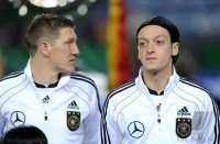 Fussball International EM 2012-Qualifikation: Bastian SCHWEINSTEIGER, Mesut OEZIL (v.li., Deutschland)