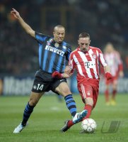 Fussball CHL  Saison 2010/2011: Houssine Kharja (li, Inter Mailand) gegen Franck Ribery (re, FC Bayern Muenchen)