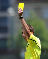 U19 Fussball Bundesliga :  Schiri Stefan Glasmacher zeigt die Gelbe Karte