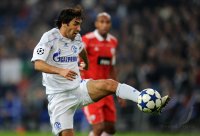 Fussball: Champions League, Saison 2010/2011: Schalke - Lissabon, RAUL am Ball