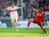 Fussball 1. Bundesliga : Christian Gentner (li, VfB Stuttgart) gegen Youssef Mohamad (re, 1. FC Koeln)