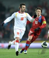 Fussball Nationalmannschaft : Nikola Drincic (li, Montenegro) gegen Tomas Rosicky (Tschechische Republik)