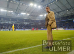 FUSSBALL 1. Bundesliga: S04, ASSAUER stehend in der Arena