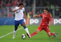 Fussball International EM 2012-Qualifikation: Glen JOHNSON (li, England) gegen Reto ZIEGLER (re, Schweiz)