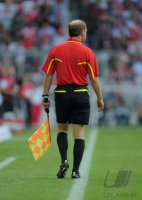 Fussball International Audi Cup 2011:  SCHMUCKBILD SCHIEDSRICHTERASSISTENT