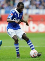 Fussball: 1. Bundesliga Saison 2010/2011: Schalke 04, SARPEI am Ball