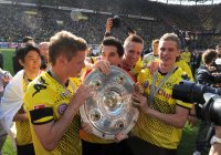 Fussball 1. Bundesliga : Jubel mit Schale Lukasz Piszczek, Nuri Sahin, Marco Stiepermann , Sven Bender (v. li., Borussia Dortmund)
