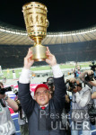 Fussball Pokal Finale: Schalke - Bayern, MAGATH jubelt mit DFB Pokal