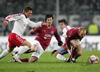 Fussball Uefa Cup: Hamburg - FC Thun, Zweikampf