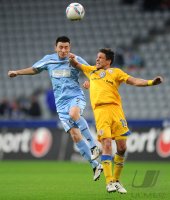 2. Fussball Bundesliga:  Antonio Rukavina  (li, 1860 Muenchen) gegen Mirko Boland (Eintracht Braunschweig)