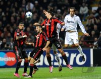 Fussball Champions League  Saison 2010/2011: Gianluca Zambrotta (li, AC Mailand) gegen Zlatan Ibrahimovic (mitte, AC Mailand) gegen RICARDO CARVALHO (re, Real Madrid)