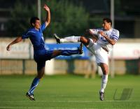 1. Fussball Bundesliga: Andre Ricardo (li, Chernomorets Burgas) gegen Jermaine Jones (re, Schalke)