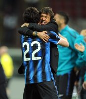 FUSSBALL CHL  Saison 10/11:  JUBEL Diego Milito mit Trainer Leonardo (Inter Mailand)