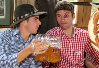 FUSSBALL 1. BUNDESLIGA: Philipp Lahm und Thomas Mueller mit einer Mass Bier (v. li.)