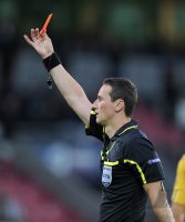 Fussball U21-Europameisterschaft 2011:  Schiri Marijo Strahonja zeigt die ROTE KARTE