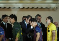 Fussball UEFA SUPER CUP 2011: Praesident  Rosell (FC Barcelona ) und  Fabregas (Barca)