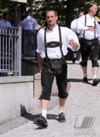1. Fussball Bundesliga : FC Bayern in Lederhosen bei Paulaner