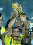 FUSSBALL Weltmeisterschaft  JUBEL;  Brasilien  Ronaldo mit WM-Pokal