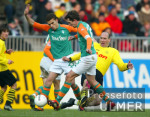Fussball 1. Bundesliga: Bremen - Dortmund, Zweikampf