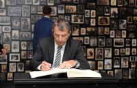 Fussball: DFB Delegation besucht KZ in Auschwitz, 01.06.2012