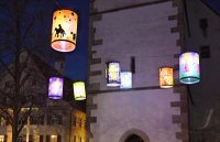 Schmuckbild; Grosse Laternen haengen vor der St. Martin Kirche in Hirrlingen (Kreis Tuebingen)
