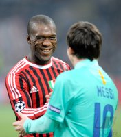 Fussball CHL  Saison 2011/2012:  Lionel Messi (li, Barca) gegen Clarence Seedorf (AC Mailand)