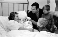 Fussball 1. Bundesliga Saison 1968/1969: Beckenbauer bei der Geburt von Sohn Stefan in der Klinik.